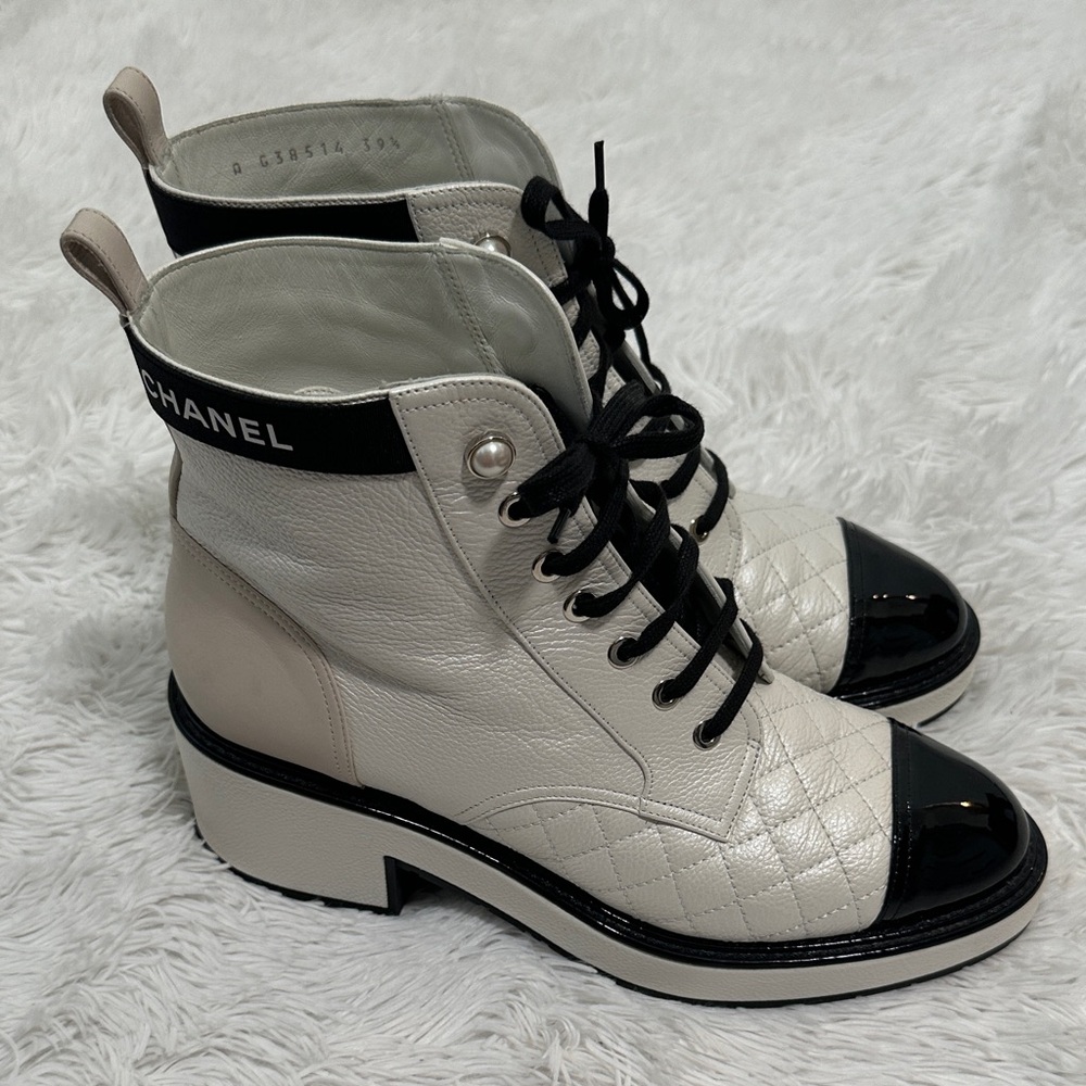 โค๏ธ AUTHENTIC! Chanel White Leather Lace Up Boots with Faux Pearl Detail
